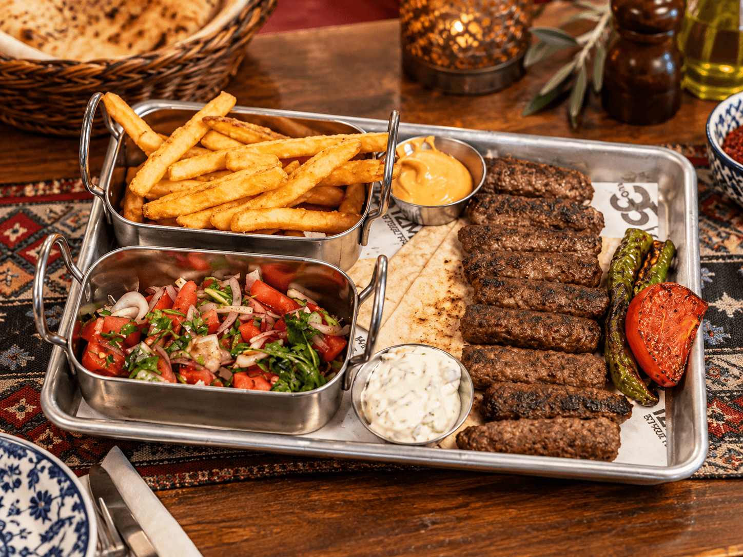 No.35 Original Izmir Streetfood Servierplatte mit Köfte, Pommes und Salat